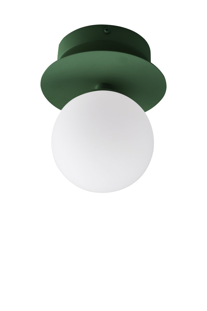 Art Deco Ø16 Verde/blanco lámpara de baño De Globen Lighting - La lámpara está hecha de metal y su pantalla de vidrio blanco crea una hermosa iluminación en la habitación.
