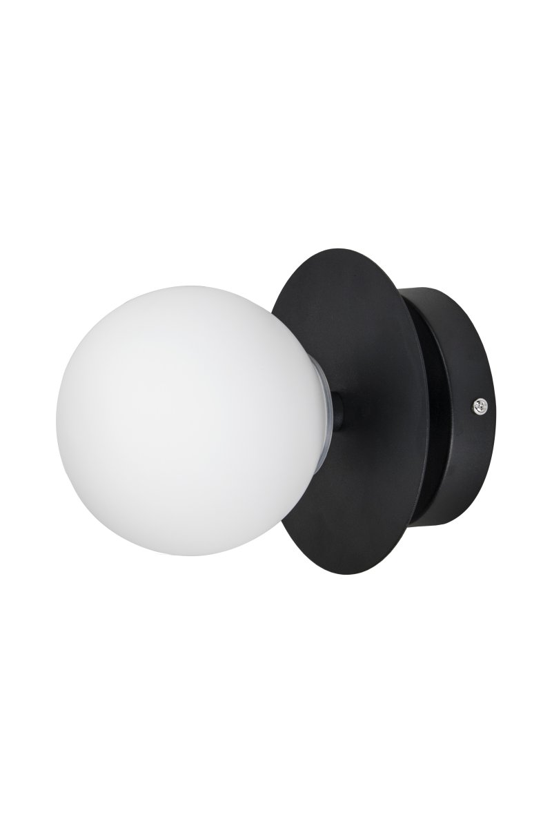 Art Deco Ø16 En blanco y negro lámpara de baño De Globen Lighting - La lámpara está hecha de metal y su pantalla de vidrio blanco crea una hermosa iluminación en la habitación.