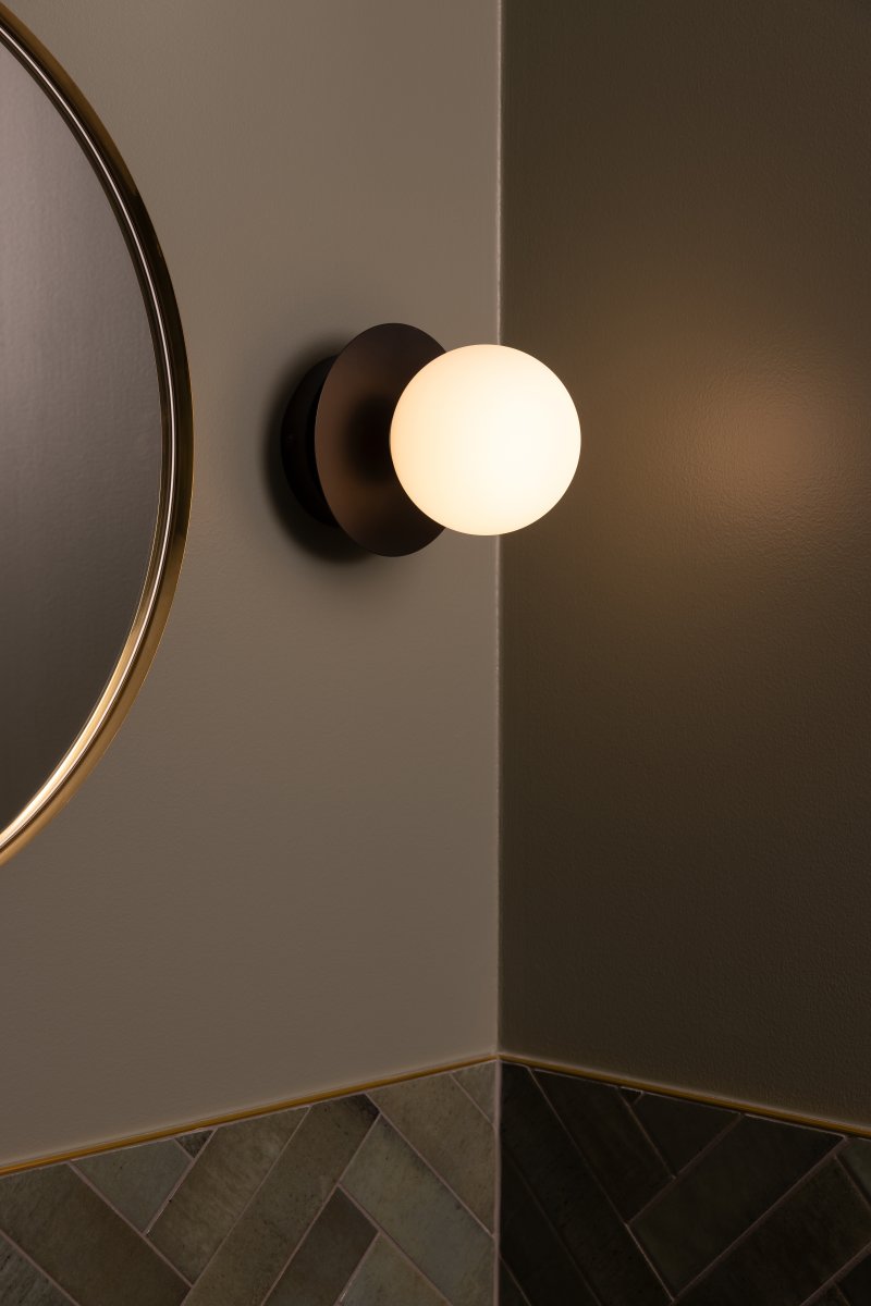 Art Deco Ø16 En blanco y negro lámpara de baño De Globen Lighting - La lámpara está hecha de metal y su pantalla de vidrio blanco crea una hermosa iluminación en la habitación.