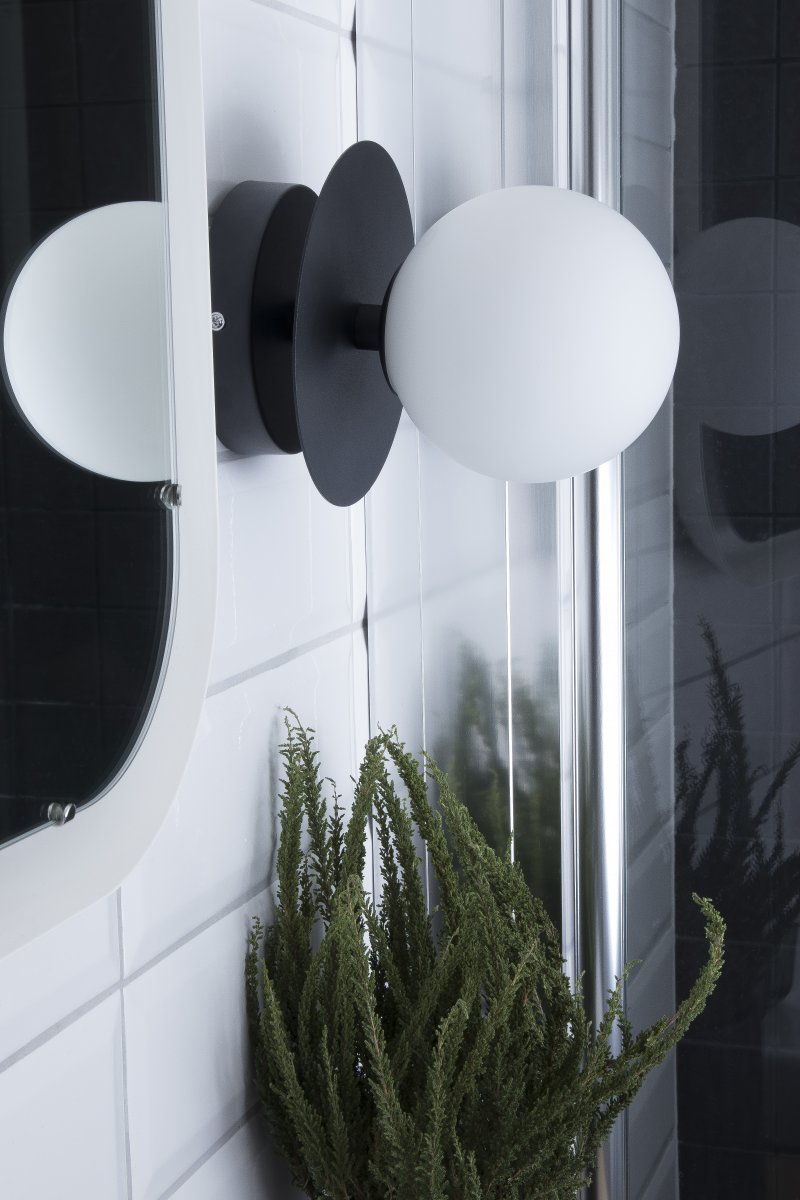Art Deco Ø16 En blanco y negro lámpara de baño De Globen Lighting - La lámpara está hecha de metal y su pantalla de vidrio blanco crea una hermosa iluminación en la habitación.
