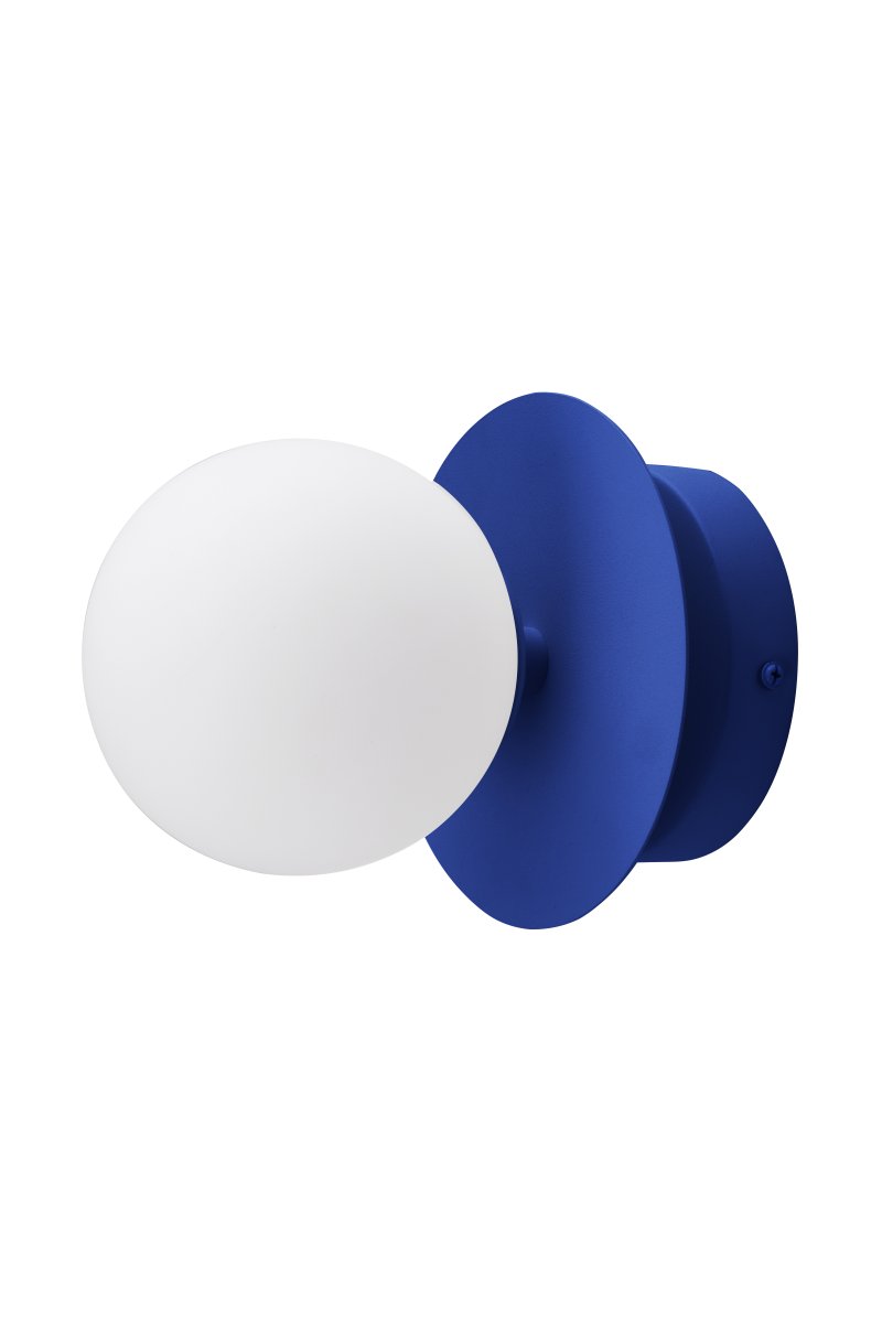 Art Deco Ø16 Azul/blanco lámpara de baño De Globen Lighting - La lámpara está hecha de metal y su pantalla de vidrio blanco crea una hermosa iluminación en la habitación.
