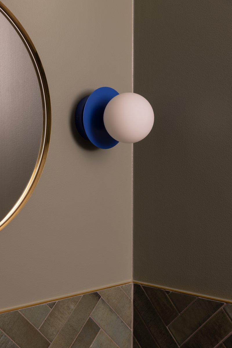 Art Deco Ø16 Azul/blanco lámpara de baño De Globen Lighting - La lámpara está hecha de metal y su pantalla de vidrio blanco crea una hermosa iluminación en la habitación.