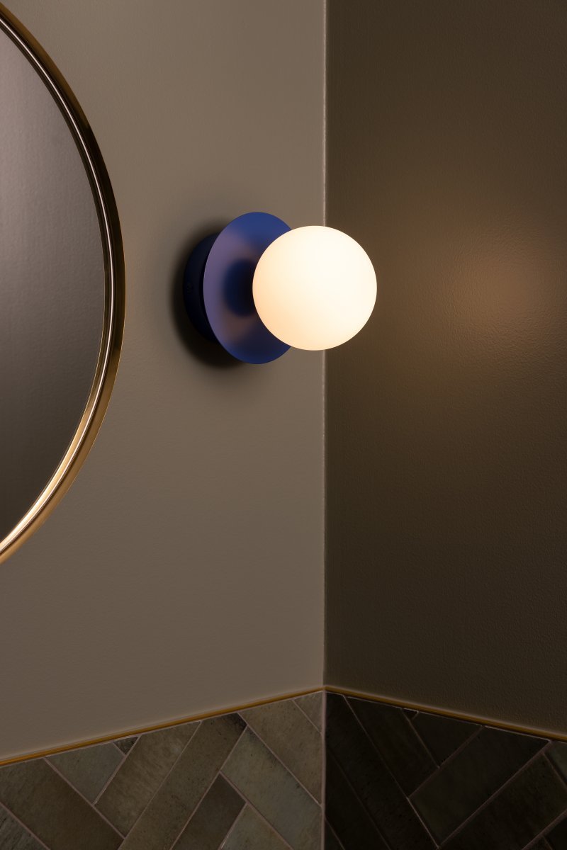 Art Deco Ø16 Azul/blanco lámpara de baño De Globen Lighting - La lámpara está hecha de metal y su pantalla de vidrio blanco crea una hermosa iluminación en la habitación.