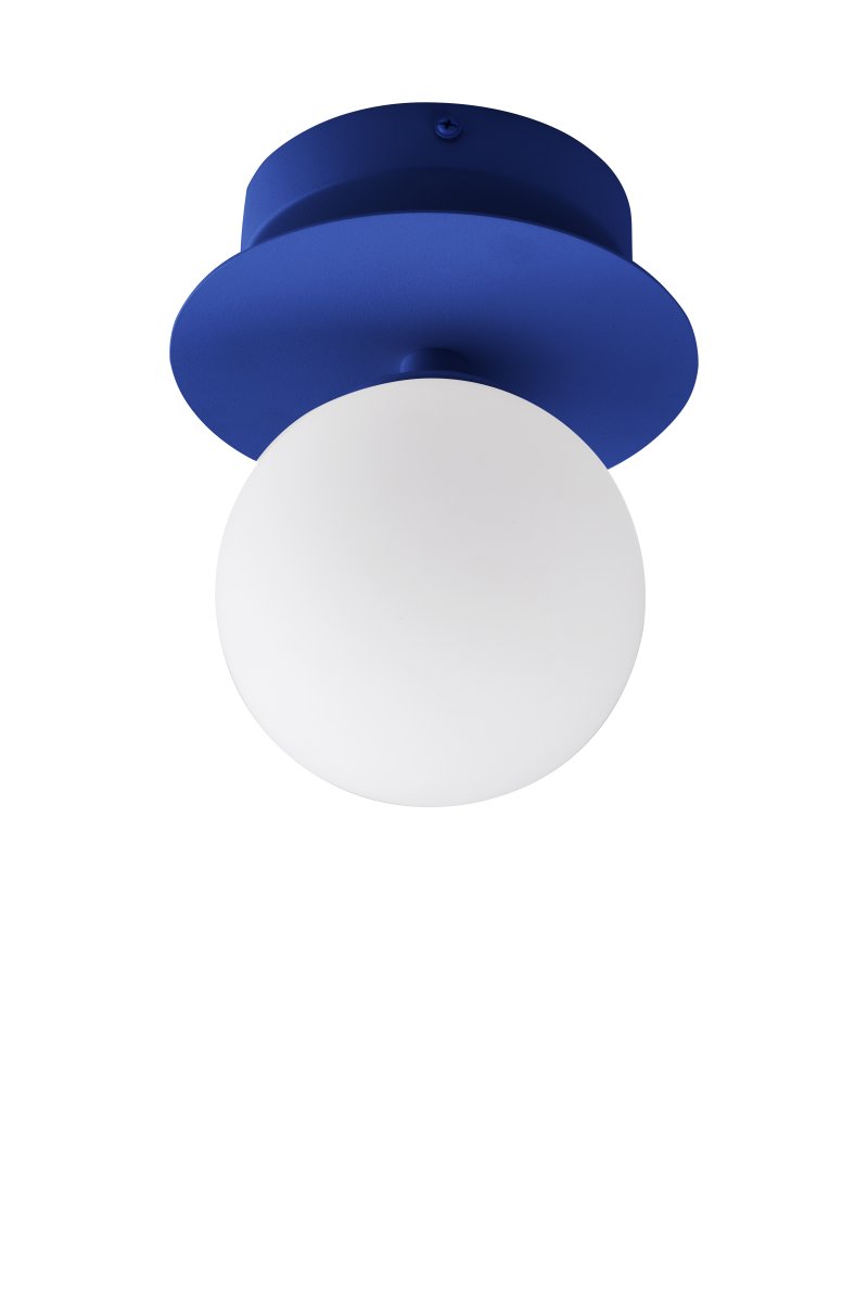 Art Deco Ø16 Azul/blanco lámpara de baño De Globen Lighting - La lámpara está hecha de metal y su pantalla de vidrio blanco crea una hermosa iluminación en la habitación.