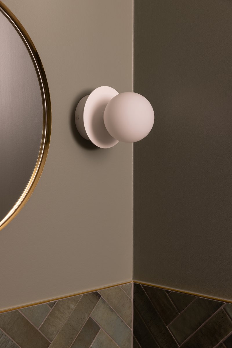 Art Deco Ø16 Blanco lámpara de baño De Globen Lighting - La lámpara está hecha de metal y su pantalla de vidrio blanco crea una hermosa iluminación en la habitación.