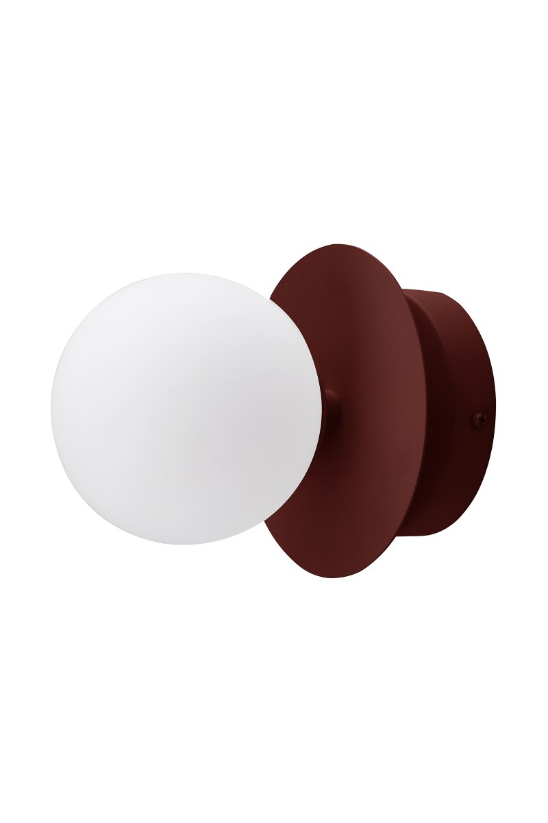 Art Deco Ø16 borgoña lámpara de baño De Globen Lighting - La l&aacute;mpara decorativa Art D&eacute;co, fabricada en hierro, cautiva con su profundo acabado burdeos y su pantalla redonda de cristal opalino blanco.