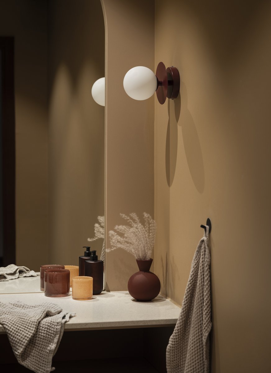 Art Deco Ø16 borgoña lámpara de baño De Globen Lighting - La l&aacute;mpara decorativa Art D&eacute;co, fabricada en hierro, cautiva con su profundo acabado burdeos y su pantalla redonda de cristal opalino blanco.