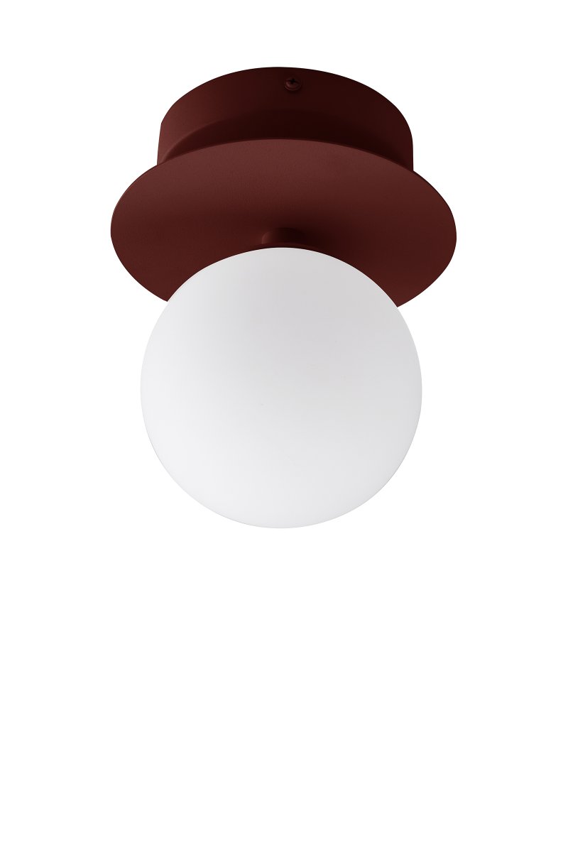 Art Deco Ø16 borgoña lámpara de baño De Globen Lighting - La l&aacute;mpara decorativa Art D&eacute;co, fabricada en hierro, cautiva con su profundo acabado burdeos y su pantalla redonda de cristal opalino blanco.