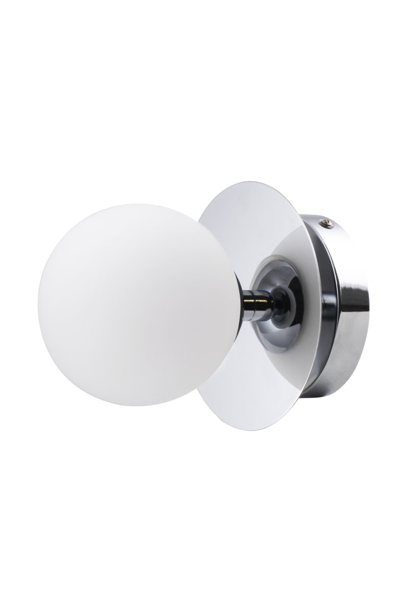 Art Deco Ø16 Cromo/blanco lámpara de baño De Globen Lighting - La l&aacute;mpara est&aacute; hecha de metal y su pantalla de vidrio blanco crea una hermosa iluminaci&oacute;n en la habitaci&oacute;n.