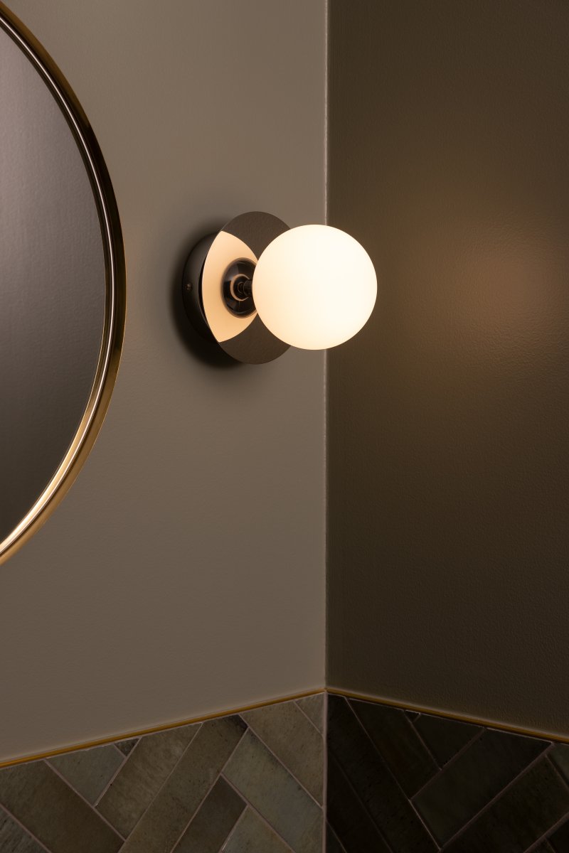Art Deco Ø16 Cromo/blanco lámpara de baño De Globen Lighting - La l&aacute;mpara est&aacute; hecha de metal y su pantalla de vidrio blanco crea una hermosa iluminaci&oacute;n en la habitaci&oacute;n.