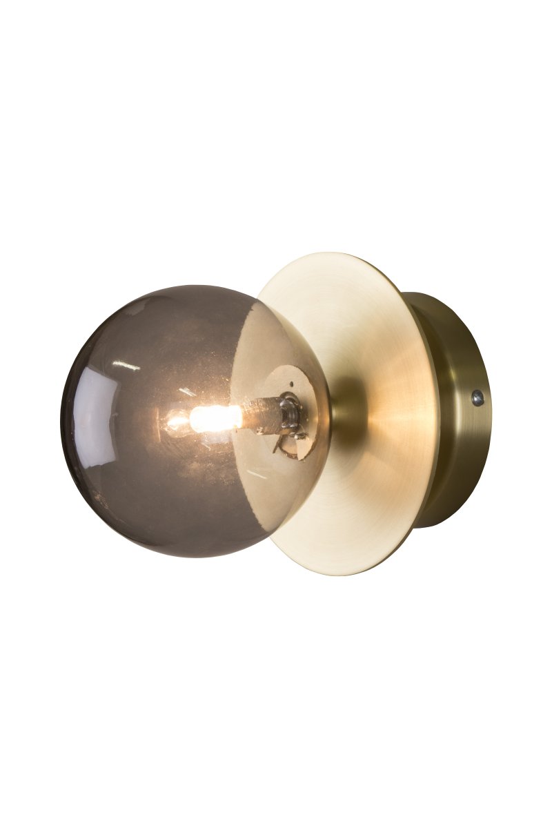 Art Deco Ø16 Latón cepillado/ahumado lámpara de baño De Globen Lighting - Está hecha de metal y su pantalla de cristal ahumado crea una hermosa iluminación en la habitación.