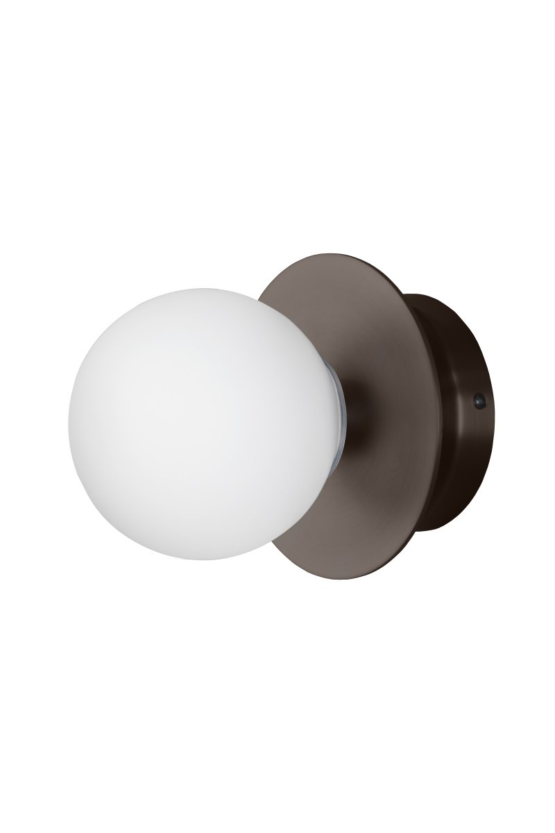 Art Deco Ø16 Bronce/blanco lámpara de baño De Globen Lighting - La lámpara está hecha de metal y su pantalla de vidrio blanco crea una hermosa iluminación en la habitación.