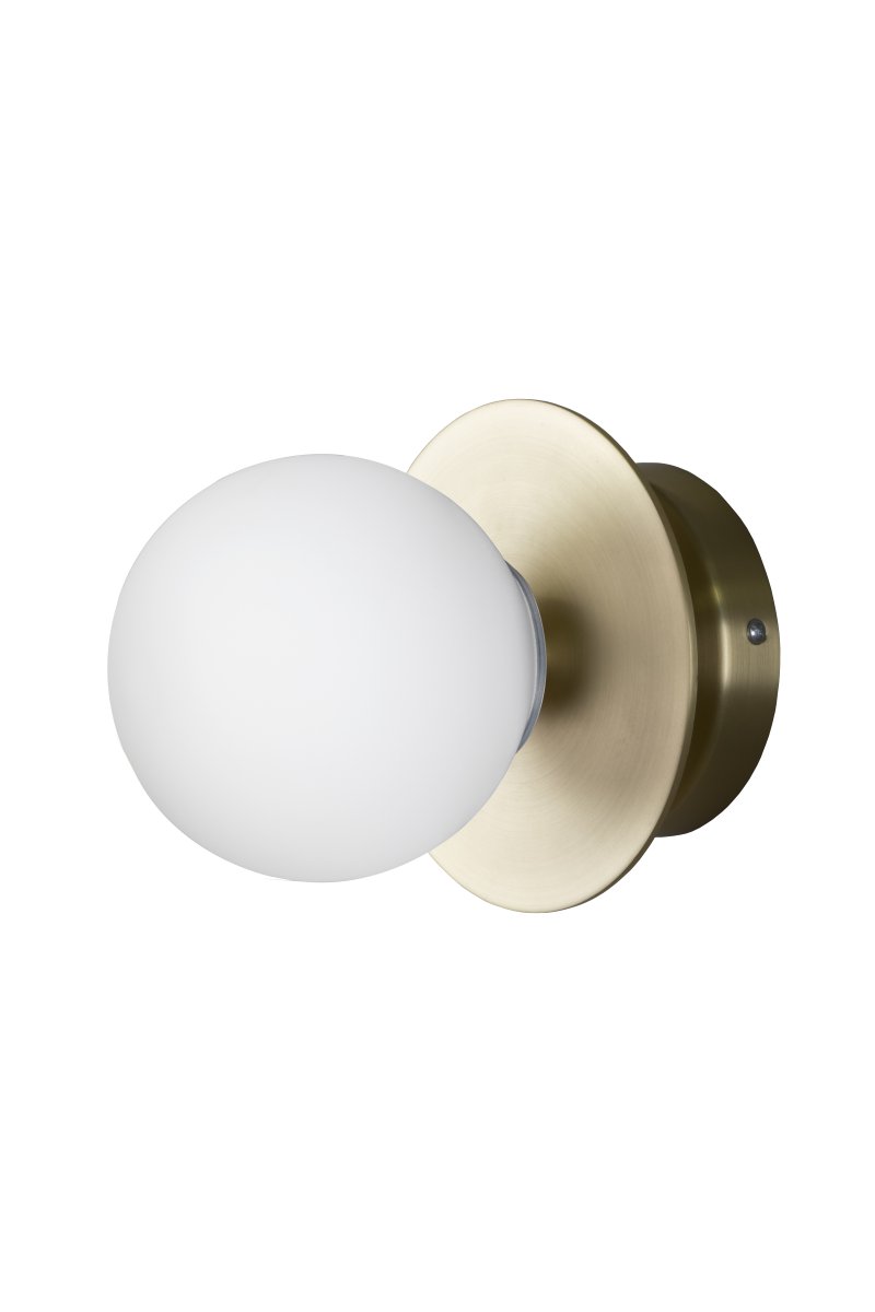 Art Deco Ø16 Latón cepillado/blanco lámpara de baño De Globen Lighting - La l&aacute;mpara est&aacute; hecha de metal y su pantalla de vidrio blanco crea una hermosa iluminaci&oacute;n en la habitaci&oacute;n.