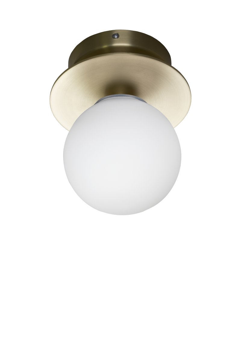 Art Deco Ø16 Latón cepillado/blanco lámpara de baño De Globen Lighting - La l&aacute;mpara est&aacute; hecha de metal y su pantalla de vidrio blanco crea una hermosa iluminaci&oacute;n en la habitaci&oacute;n.