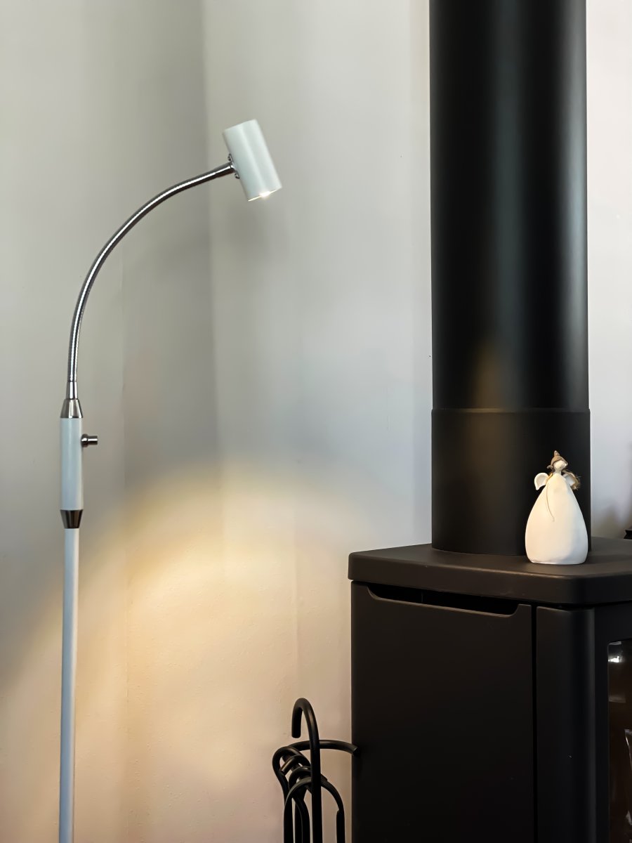 Gusto Blanco lámpara de pie De Aneta Lighting - La temperatura de color de la llamada luz blanca cálida es de 3000 Kelvin.
