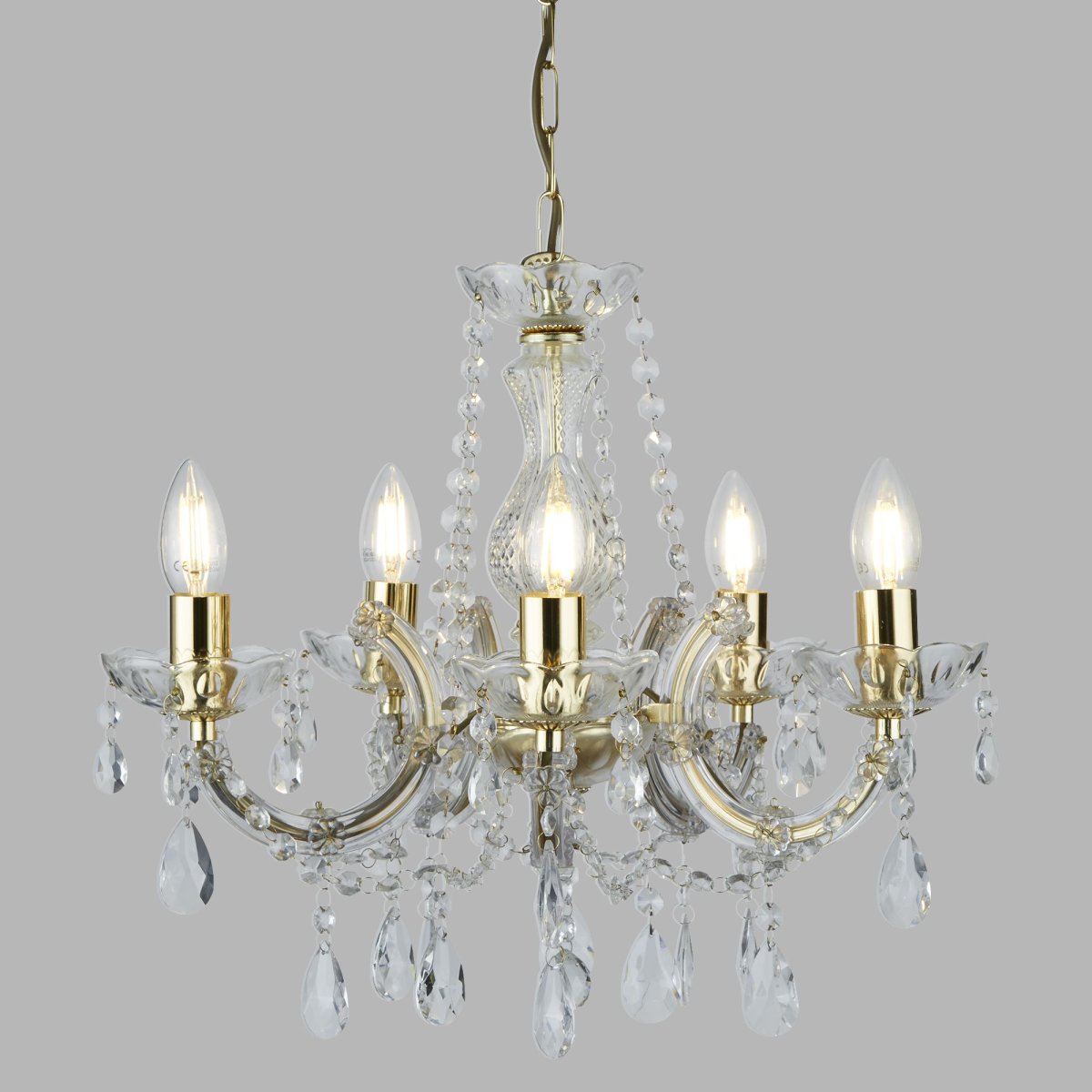 Marie Therese Ø48 Latón Lámpas de techo De Searchlight - La espectacular y brillante lámpara de araña Marie-Thérèse con 5 luces y marco de latón pulido tiene un estilo aristocrático que añade una atmósfera teatral a los espacios grandes.