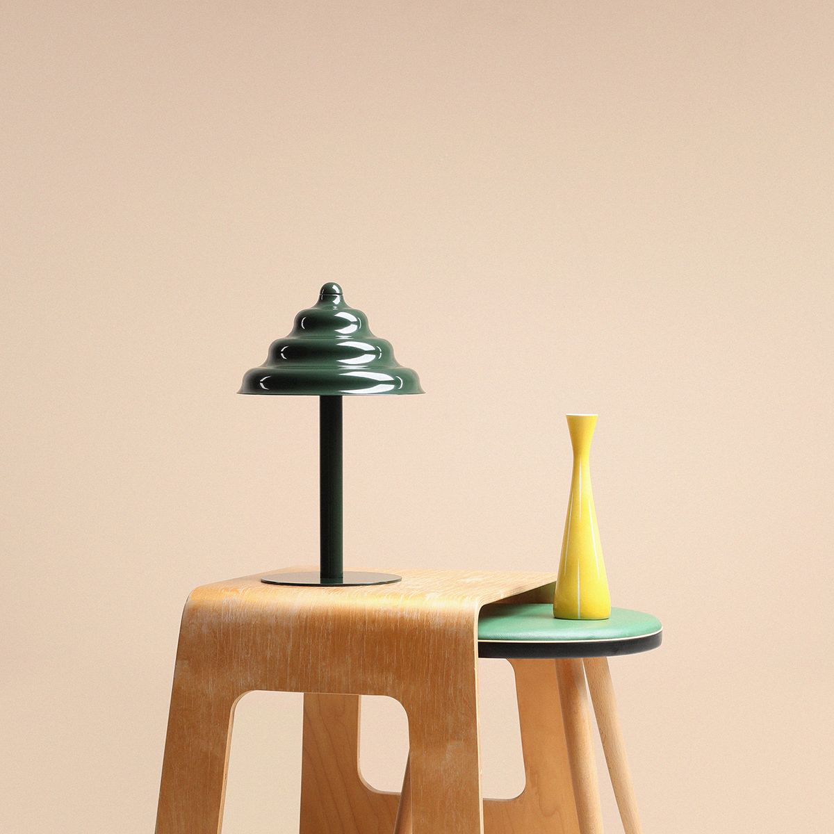 Wave 36cm Verde oscuro lámpara de mesa De Artera - Wave es una lámpara de mesa moderna con un diseño retro, lo que la convierte en una luminaria versátil que se adapta a cualquier hogar.