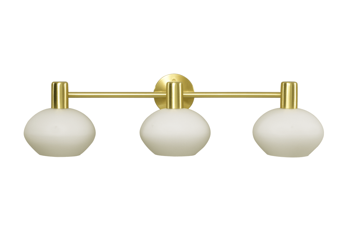 Elba 63cm Latón mate lámpara de baño De Aneta Lighting - Este aplique de pared, fabricado en metal de latón mate, presenta un diseño elegante con tres pantallas de cristal blanco opalino con forma que crean una luz suave y agradable.
