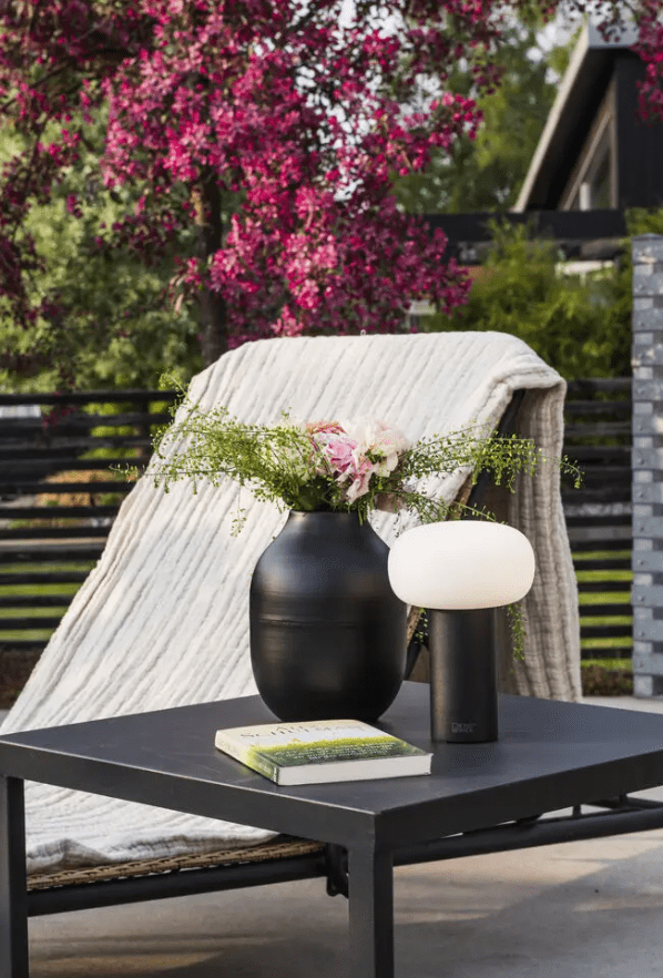 Antibes 20cm Negro portátil De Konstsmide - La lámpara tiene un regulador de intensidad para ajustar el brillo y la temperatura del color.