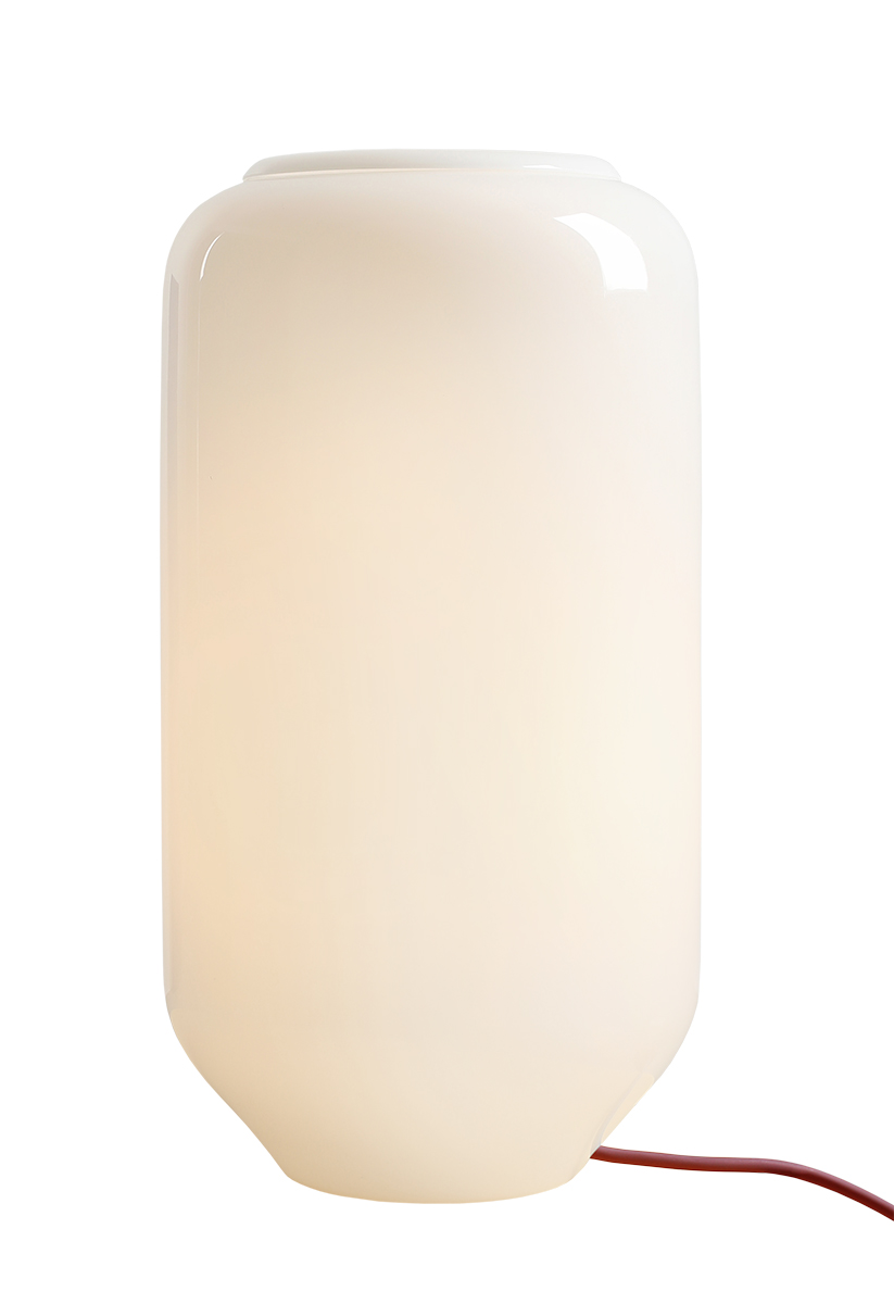 Flask 36cm Blanco/rojo lámpara de mesa De Artera - Su pantalla alta y redonda de cristal opalino proporciona una luz suave y agradable, creando un ambiente cálido y acogedor.