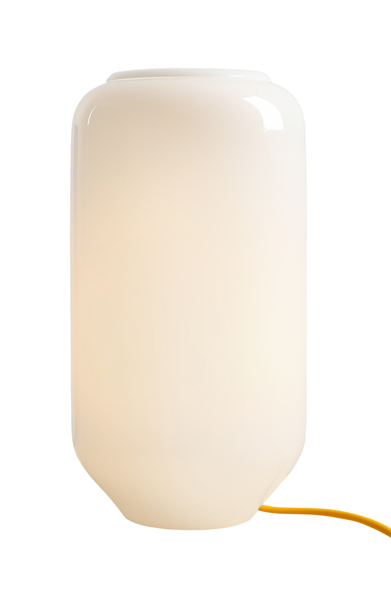 Flask 36cm Blanco/amarillo lámpara de mesa De Artera - Su pantalla alta y redonda de cristal opalino proporciona una luz suave y agradable, creando un ambiente cálido y acogedor.