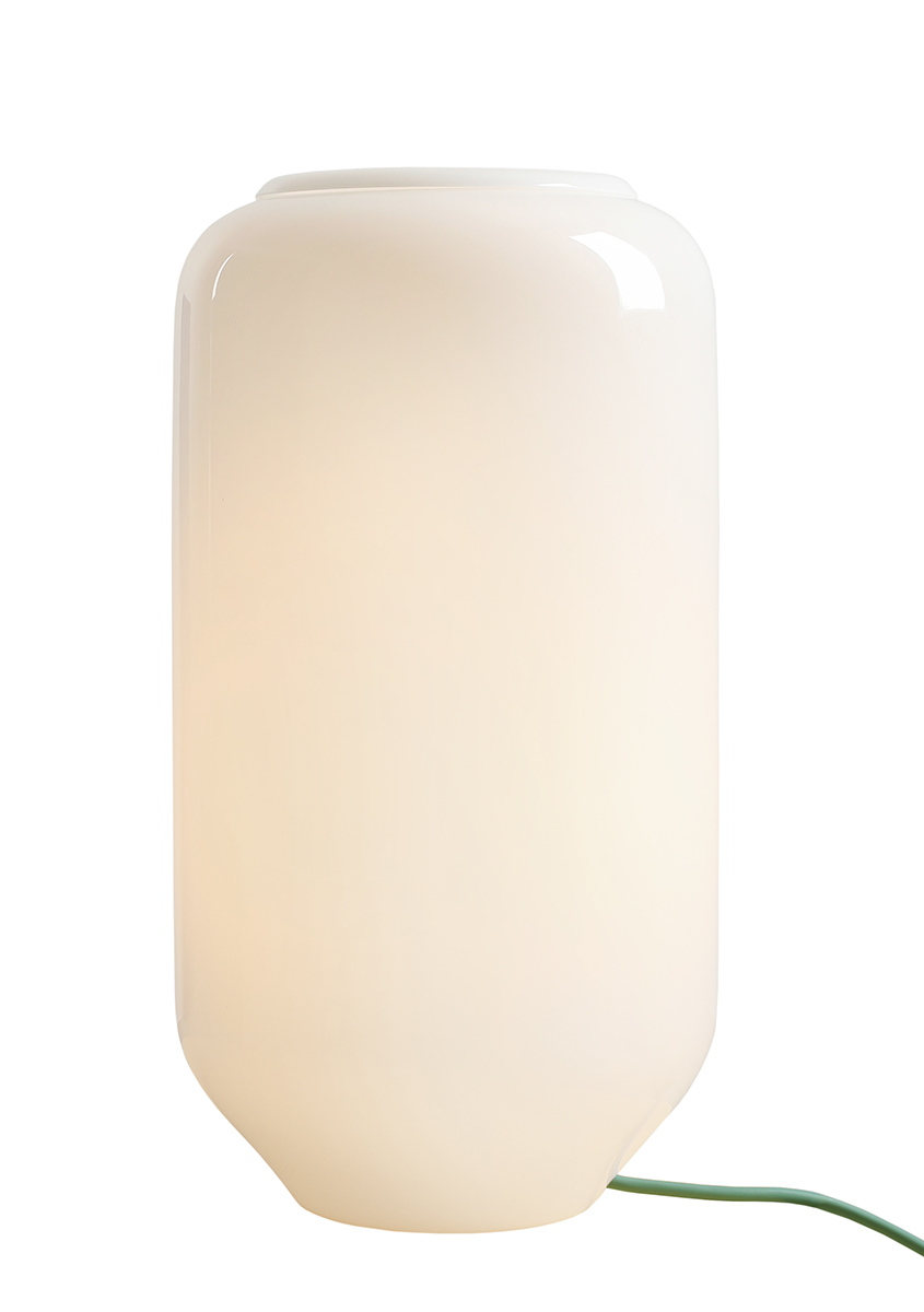 Flask 36cm Blanco/verde lámpara de mesa De Artera - Su pantalla alta y redonda de cristal opalino proporciona una luz suave y agradable, creando un ambiente cálido y acogedor.
