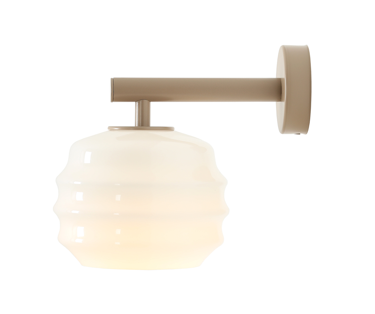 Puff 23cm Beige lámpara de pared De Artera - Su pantalla decorativa de cristal opalino blanco destaca por su forma curva, que le confiere un aspecto a la vez divertido y sofisticado.