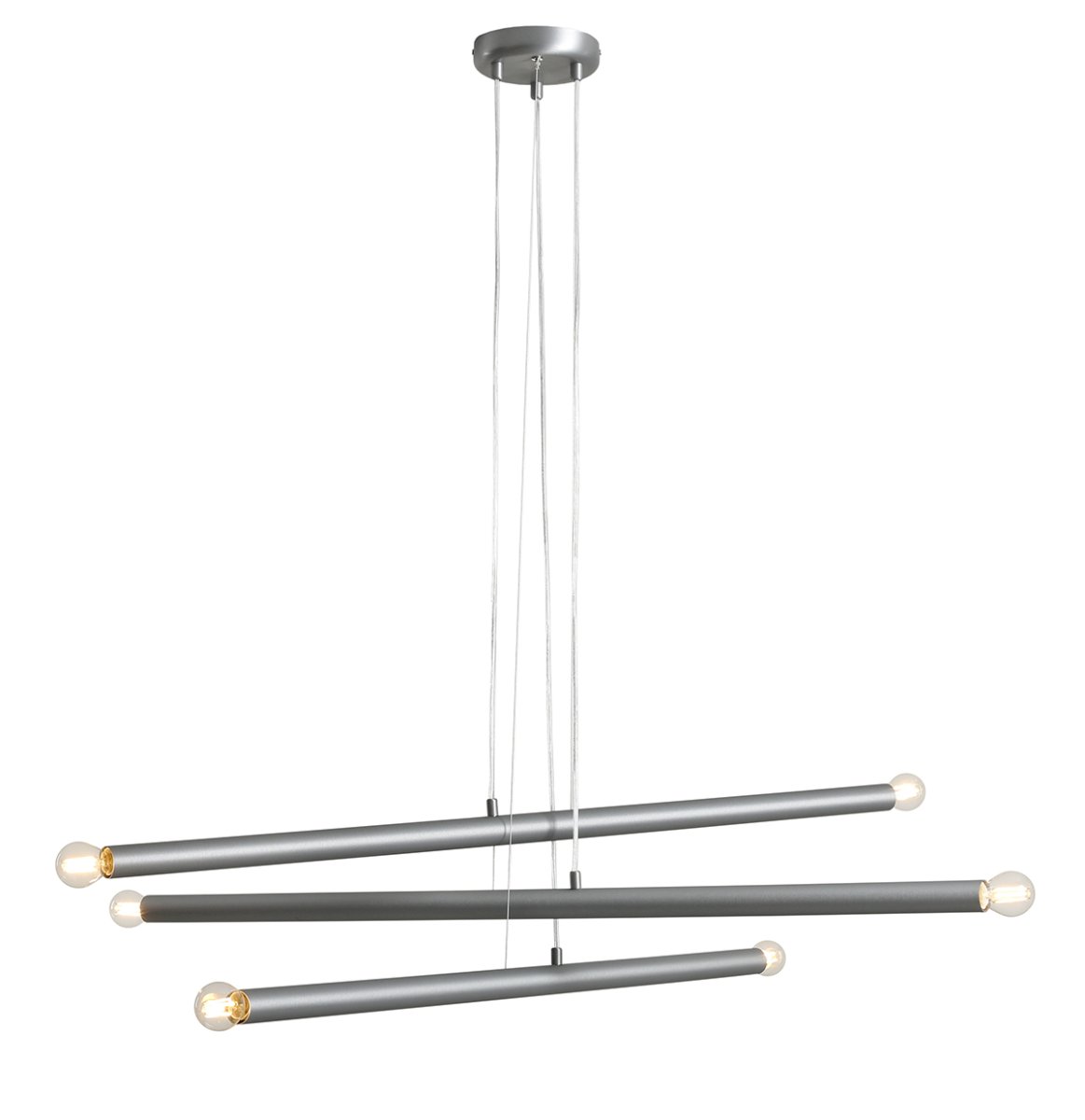 Tubo 6 100cm Acero Lámpas de techo De Artera - Est&aacute; compuesta por tres tubos met&aacute;licos delgados con un elegante acabado en acero, dispuestos a diferentes alturas y &aacute;ngulos para crear un aspecto din&aacute;mico y ligero.