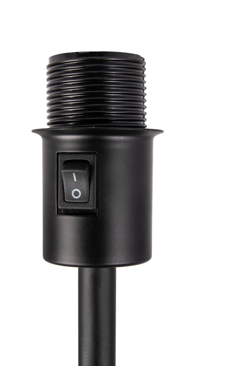 Matisse Blanco lámpara de pie De Globen Lighting - Recomendamos colocar Matisse en el sal&oacute;n, donde no solo proporciona una buena iluminaci&oacute;n, sino que tambi&eacute;n es un elegante detalle interior.