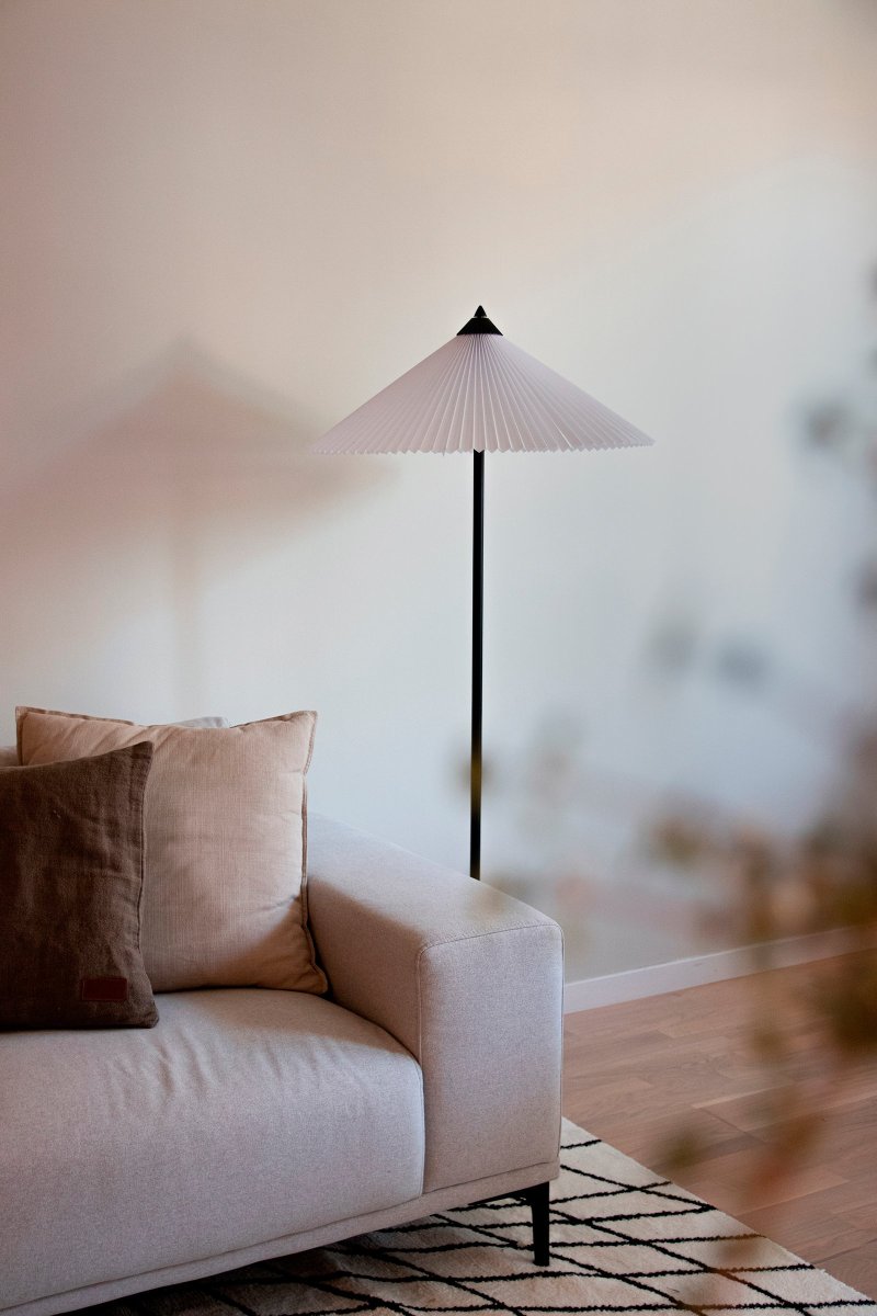 Matisse Blanco lámpara de pie De Globen Lighting - Recomendamos colocar Matisse en el sal&oacute;n, donde no solo proporciona una buena iluminaci&oacute;n, sino que tambi&eacute;n es un elegante detalle interior.