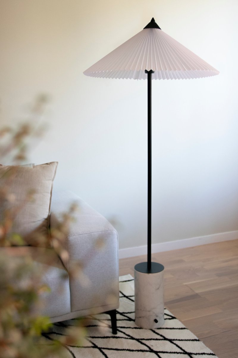 Matisse Blanco lámpara de pie De Globen Lighting - Recomendamos colocar Matisse en el sal&oacute;n, donde no solo proporciona una buena iluminaci&oacute;n, sino que tambi&eacute;n es un elegante detalle interior.