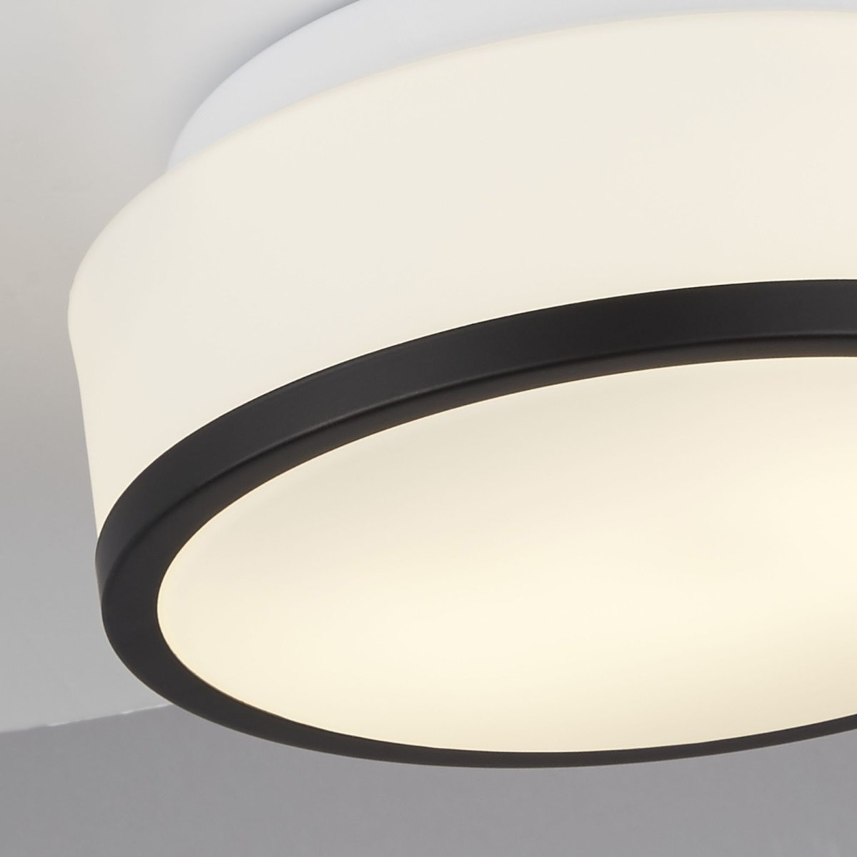 Cheese Ø23 Negro lámpara de baño De Searchlight - Esta lámpara es una excelente opción para quienes buscan una combinación de estética elegante y funcionalidad confiable en la iluminación del baño.