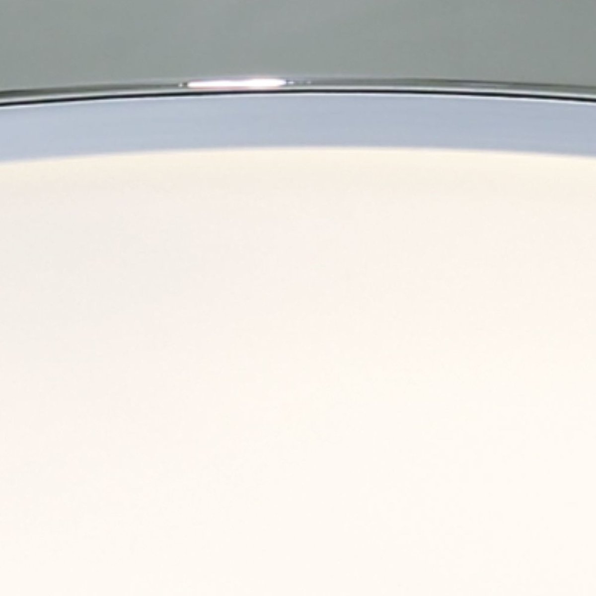 Cheese Ø30 Cromo lámpara de baño De Searchlight - La pantalla blanca mate proporciona una luz suave y agradable y crea un ambiente relajado y acogedor.