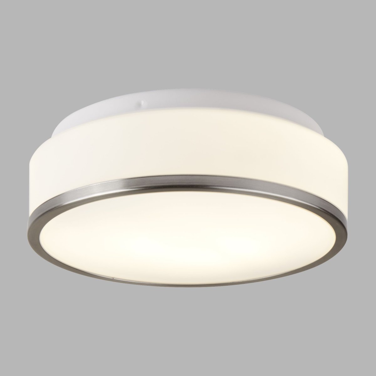 Cheese Ø30 Plata lámpara de baño De Searchlight - La pantalla blanca mate proporciona una luz suave y agradable y crea un ambiente relajado y acogedor.