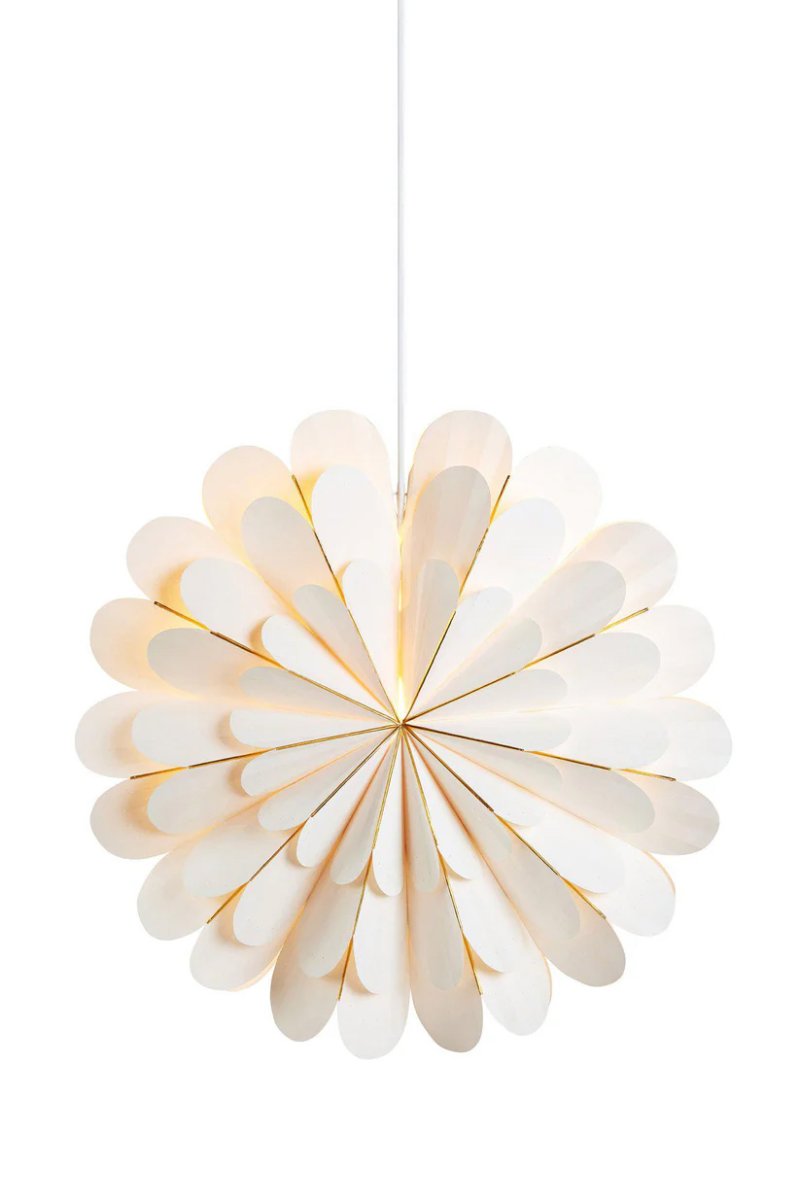 Marigold Ø60 Blanco De Markslöjd - La flor de Pascua colgante Marigold, con su dise&ntilde;o suave y moderno en pantalla de papel blanco, es un elegante complemento para sus decoraciones navide&ntilde;as.