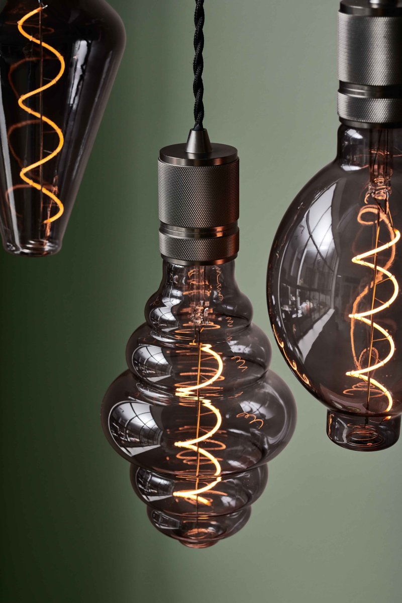 Halo Ø5 Gris oscuro Lámpas de techo De Halo Design - El robusto material de base de metal gris oscuro proporciona un aspecto sofisticado que encaja perfectamente sobre la cocina, en el pasillo o como parte de una iluminaci&oacute;n grupal.