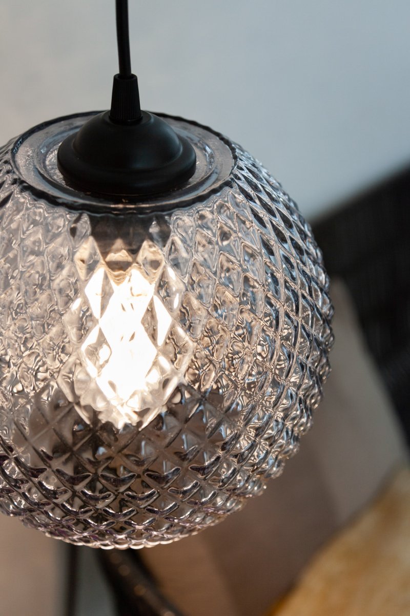 Nobb Ø22 Fumar Lámpas de techo De Halo Design - Añade un toque elegante a tu hogar con Nobb, una lámpara de techo elegante y atemporal con una pantalla esférica de vidrio ahumado ennegrecido.