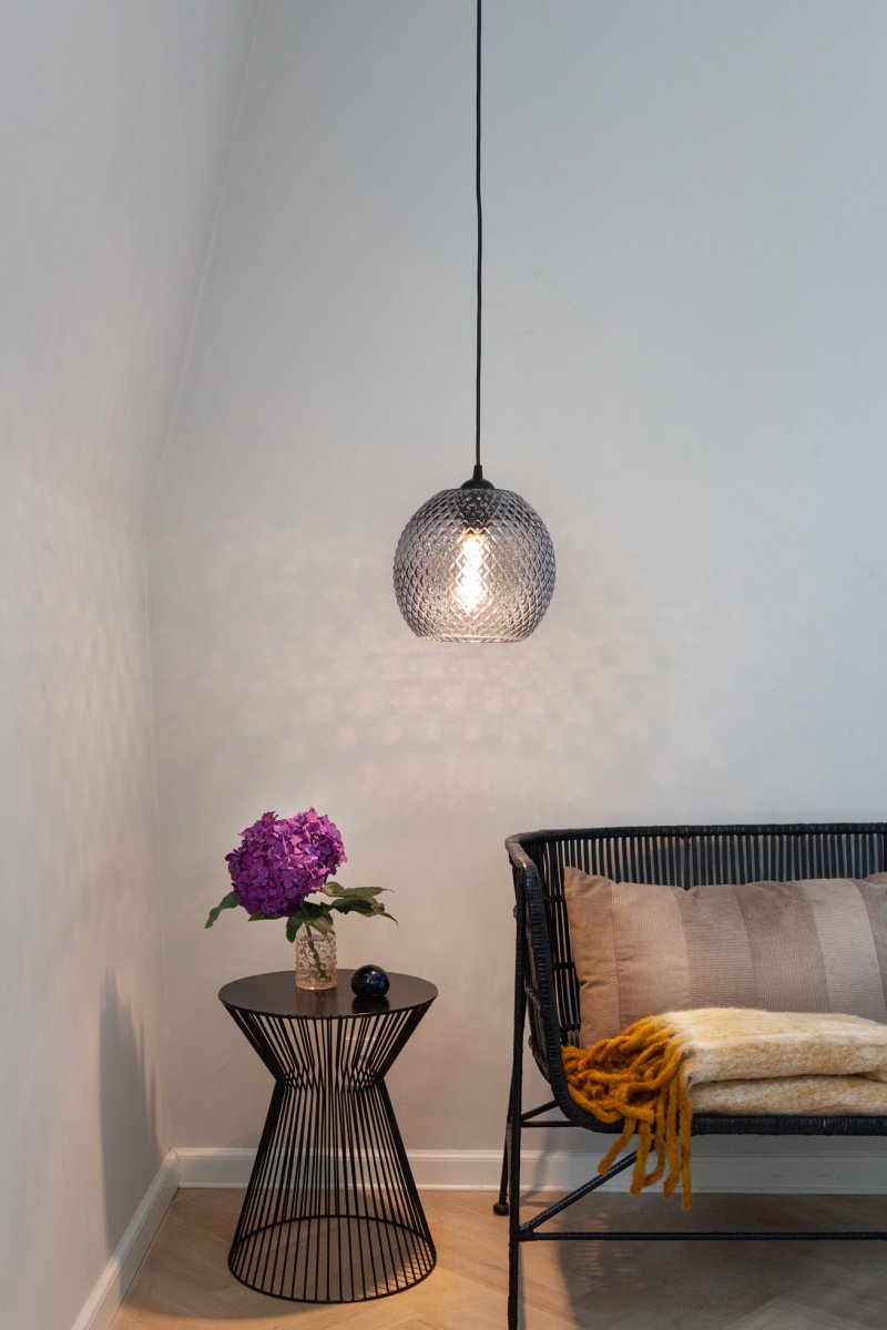 Nobb Ø22 Fumar Lámpas de techo De Halo Design - Añade un toque elegante a tu hogar con Nobb, una lámpara de techo elegante y atemporal con una pantalla esférica de vidrio ahumado ennegrecido.