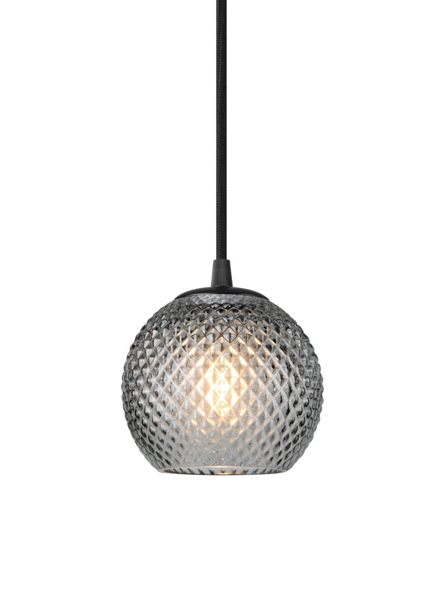 Nobb Ø12 Negro Lámpas de techo De Halo Design - A&ntilde;ade un toque elegante a tu hogar con Nobb, una l&aacute;mpara de techo elegante y atemporal con una pantalla esf&eacute;rica de vidrio ahumado ennegrecido.