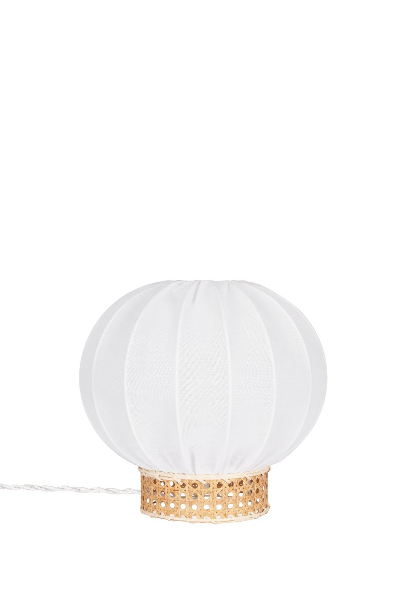 Yokohama 30cm Naturaleza lámpara de mesa De Globen Lighting - La pantalla de la l&aacute;mpara est&aacute; hecha de tela de lino blanco y tiene una base de l&aacute;mpara de rat&aacute;n en contraste.