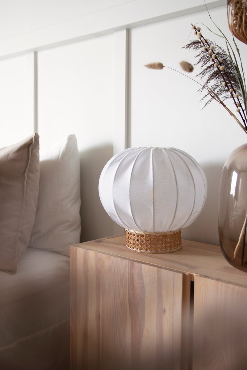 Yokohama 30cm Naturaleza lámpara de mesa De Globen Lighting - La pantalla de la l&aacute;mpara est&aacute; hecha de tela de lino blanco y tiene una base de l&aacute;mpara de rat&aacute;n en contraste.