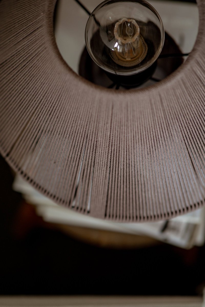 Anna 32cm Marrón lámpara de mesa De Globen Lighting - La l&aacute;mpara tiene un cable textil negro de 200 cm de largo con interruptor y enchufe.