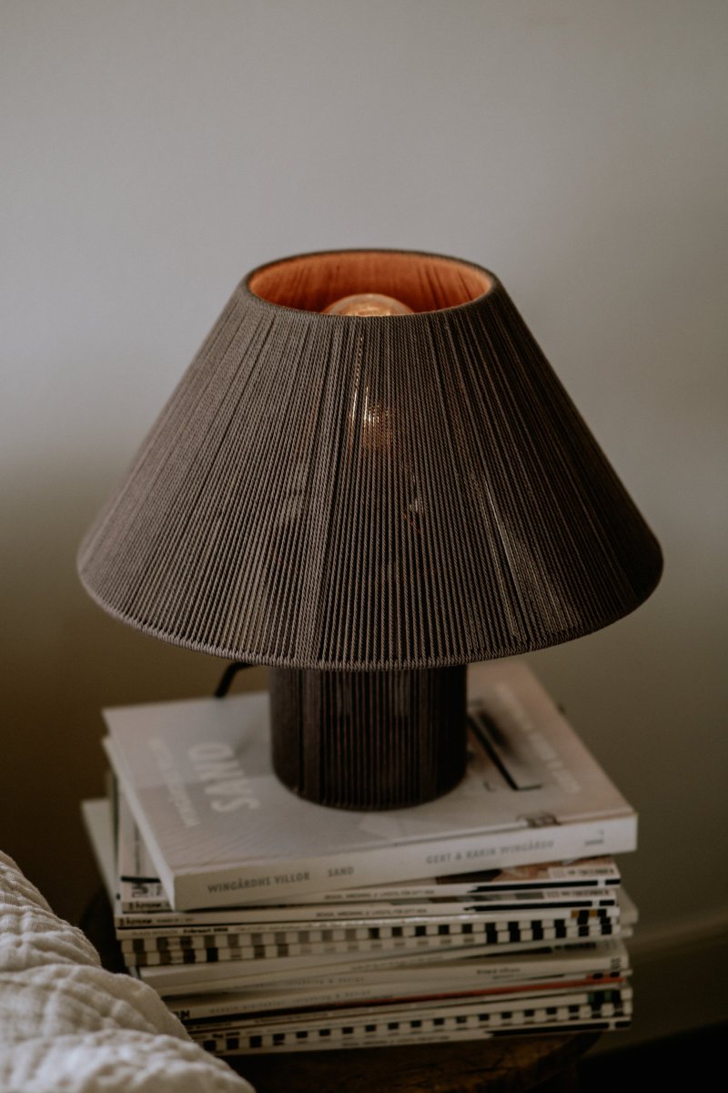 Anna 32cm Marrón lámpara de mesa De Globen Lighting - La l&aacute;mpara tiene un cable textil negro de 200 cm de largo con interruptor y enchufe.