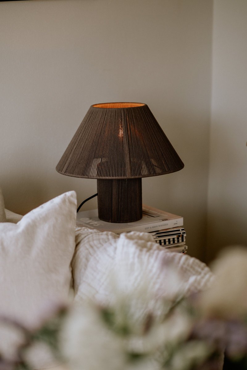 Anna 32cm Marrón lámpara de mesa De Globen Lighting - La l&aacute;mpara tiene un cable textil negro de 200 cm de largo con interruptor y enchufe.