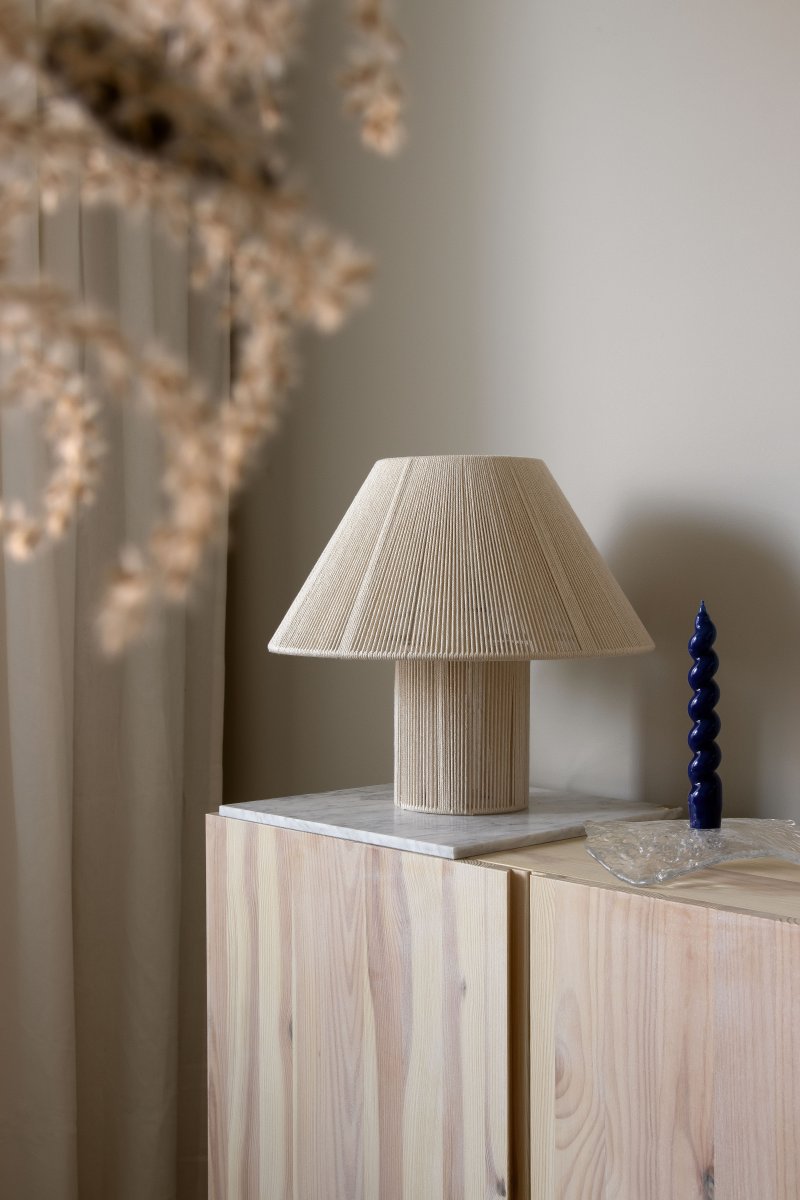 Anna 32cm Naturaleza lámpara de mesa De Globen Lighting - Anna está hecha de hilo de algodón de color natural, enrollado a mano sobre una estructura metálica.