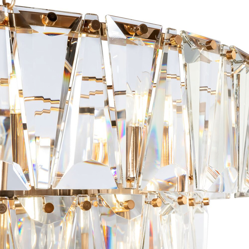 Puntes Ø77 Oro cristal De Maytoni - Puntes es una elegante l&aacute;mpara de techo realizada en metal de color dorado con prismas brillantes que rodean las fuentes de luz y crean un m&aacute;gico juego de luz cuando se enciende la l&aacute;mpara.