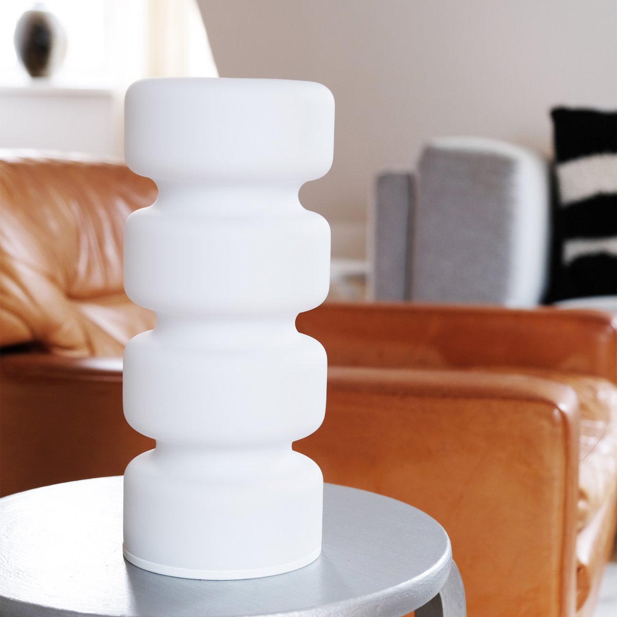 Olive 28cm Blanco lámpara de mesa De Dyberg Larsen - Olive kombinerar funktion och estetik p&aring; ett unikt s&auml;tt och blir en stilfull inredningsdetalj i ditt hem.