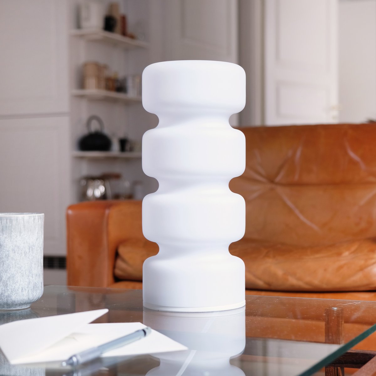 Olive 28cm Blanco lámpara de mesa De Dyberg Larsen - Olive kombinerar funktion och estetik p&aring; ett unikt s&auml;tt och blir en stilfull inredningsdetalj i ditt hem.