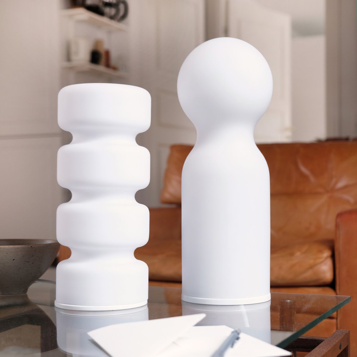 Olive 28cm Blanco lámpara de mesa De Dyberg Larsen - Olive kombinerar funktion och estetik p&aring; ett unikt s&auml;tt och blir en stilfull inredningsdetalj i ditt hem.