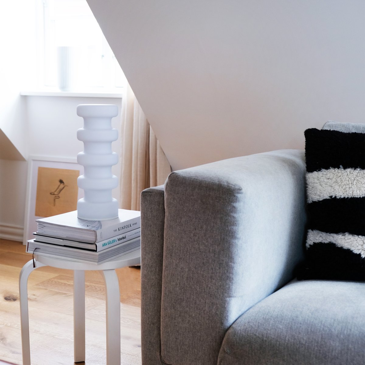 Luna 33cm Blanco lámpara de mesa De Dyberg Larsen - L&aring;t Luna bordslampa bli rummets blickf&aring;ng med sitt f&ouml;rtrollande sken i opalglas och skapa en unik atmosf&auml;r.